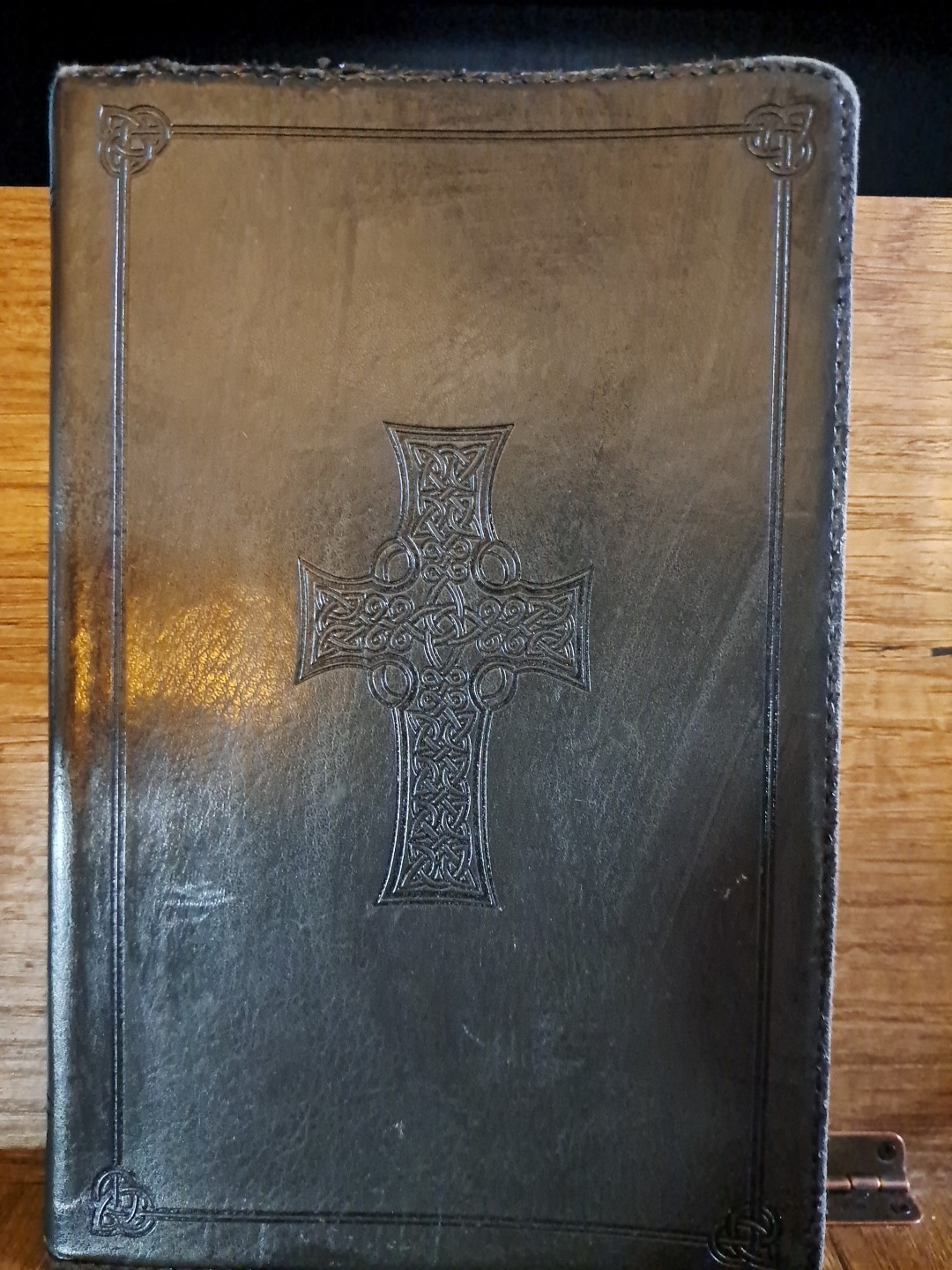 ESV Value Thinline Bible (TruTone, Charcoal, Celtic Cross Design)