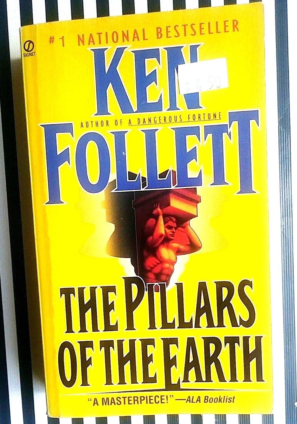 The Pillars of the Earth Ken Follett Paperback Historical Novel Bestseller
