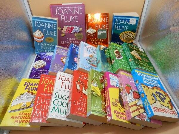 JOANNE FLUKE huge lot 18 pb Hannah Swensen culinary MURDER Pink Lemonade signed