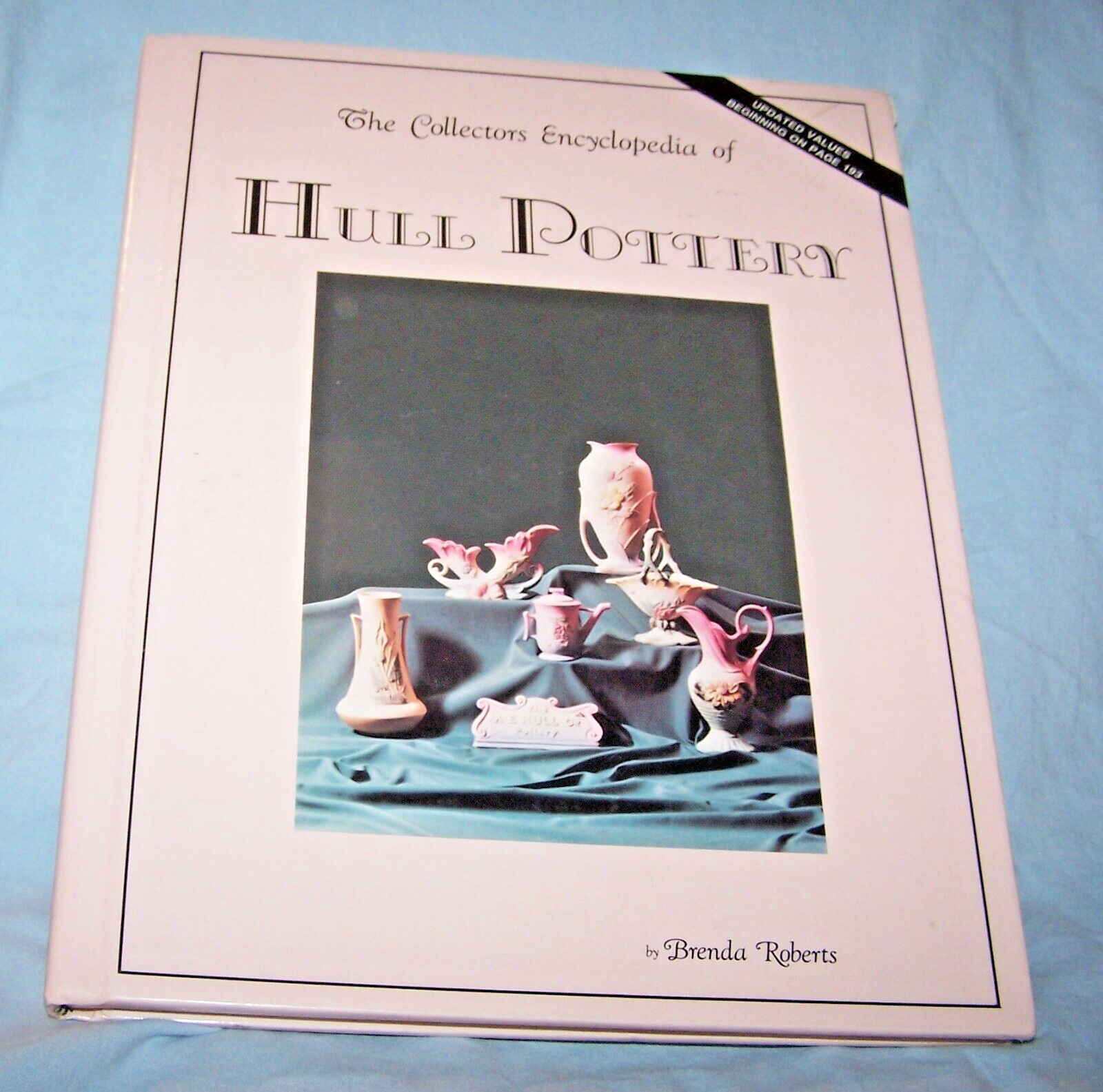 Collectors Encyclopedia of Hull Pottery HB -Brenda Roberts-207 pages-1st Edition